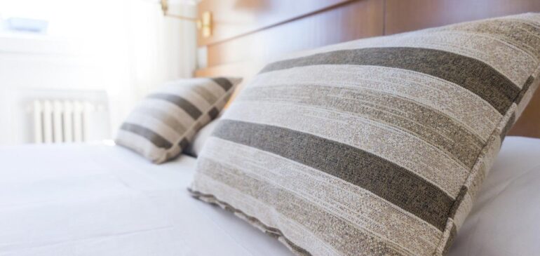 Hybrid Vs. Pillow Top: Where to Find Best Deals on Discount Queen Size Mattresses?
